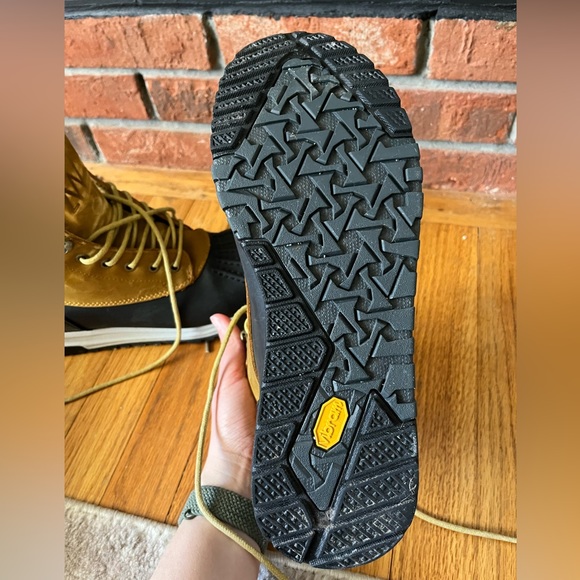 All-Weather Waterproof Men’s Duckboot In Tan/Black - Huckberry with Vibram Soles - Picture 4 of 11